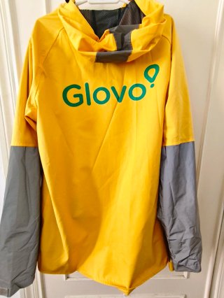 Chubasquero y pantalón Glovo