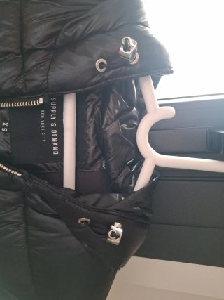 Chaqueta negra invierno acolchada