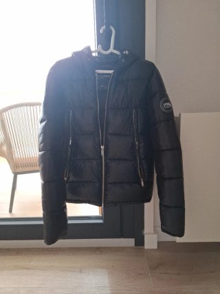 Chaqueta negra invierno acolchada