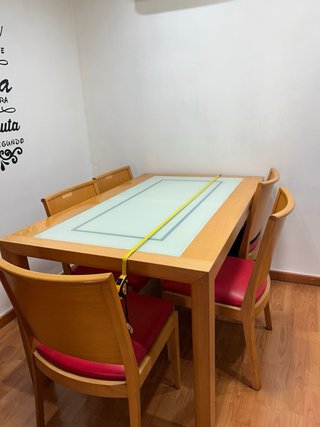 Mueble de comedor de madera y cristal