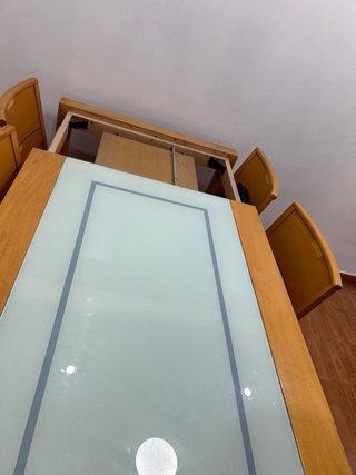 Mueble de comedor de madera y cristal