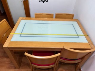 Mueble de comedor de madera y cristal