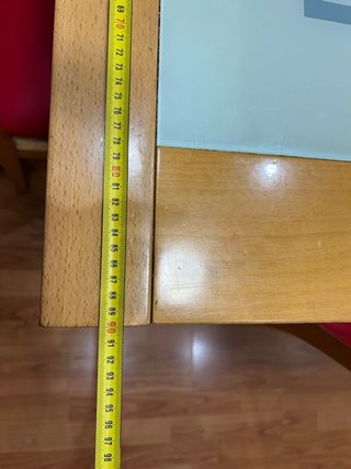 Mueble de comedor de madera y cristal