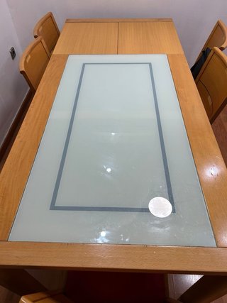 Mueble de comedor de madera y cristal