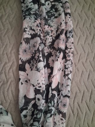 Pañuelo floral negro y rosa