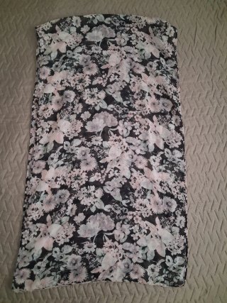 Pañuelo floral negro y rosa