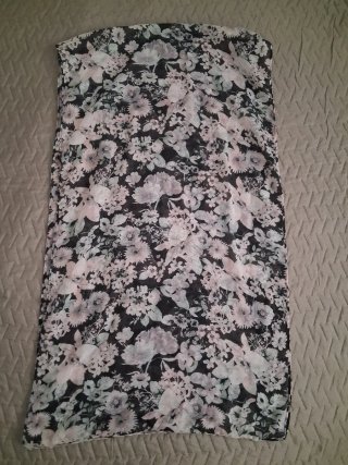 Pañuelo floral negro y rosa