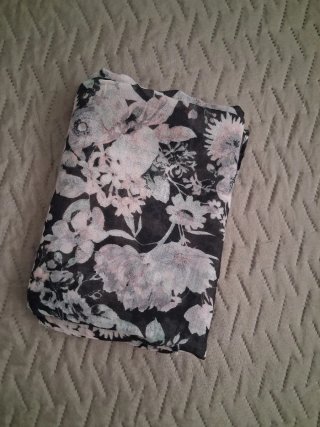 Pañuelo floral negro y rosa