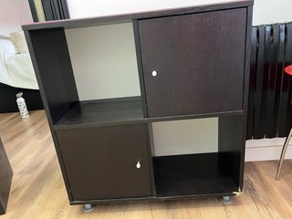 Mueble de almacenaje con puertas y estantes