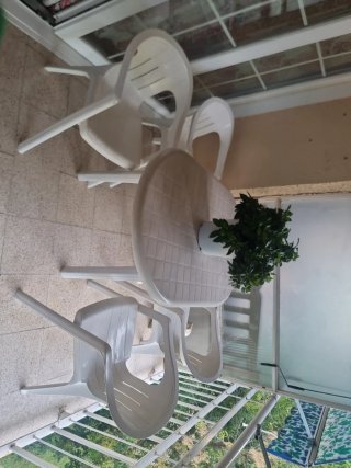 Mesa y 4 sillas de terraza beige/blanco