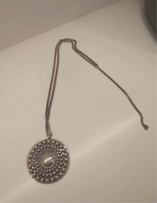 Collar largo plateado con colgante circular