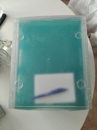 Cajonera de escritorio azul y transparente