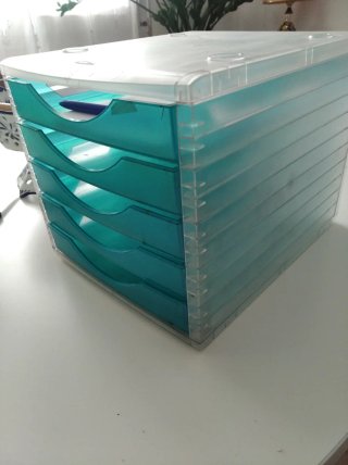Cajonera de escritorio azul y transparente