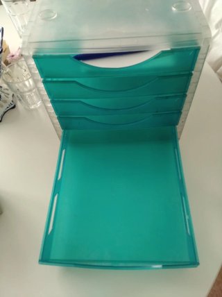 Cajonera de escritorio azul y transparente