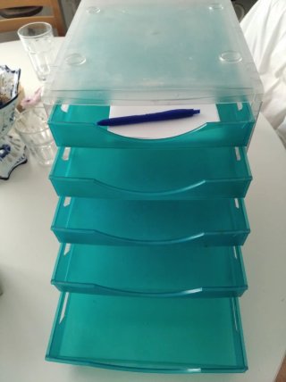 Cajonera de escritorio azul y transparente
