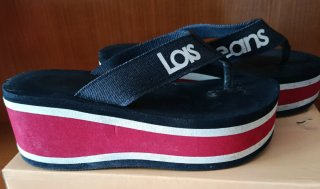 Sandalias cuña Lois negras y rojas