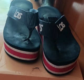 Sandalias cuña Lois negras y rojas