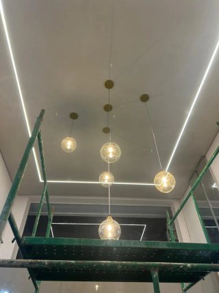 Servicios de electricidad y aire acondicionado.