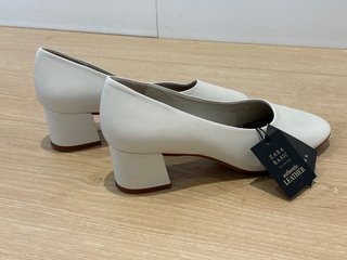 Zapatos de tacón blancos de piel ZARA