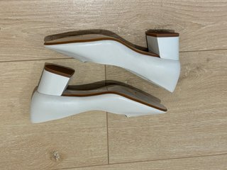 Zapatos de tacón blancos de piel ZARA