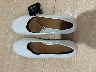 Zapatos de tacón blancos de piel ZARA