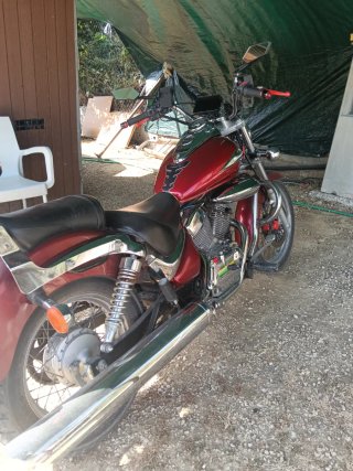 Moto Cruiser Negra y Roja