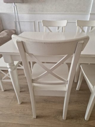 Mesa blanca con 4 sillas ikea y 1 taburete.