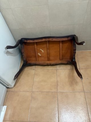Mesita de madera oscura estilo clásico