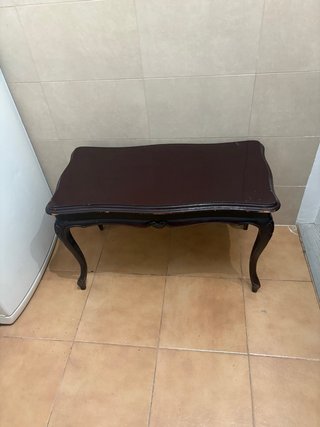 Mesita de madera oscura estilo clásico