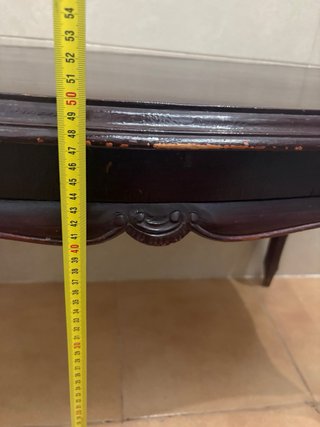 Mesita de madera oscura estilo clásico