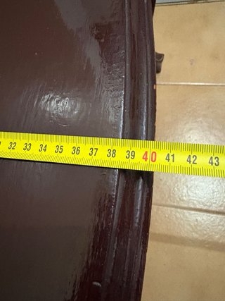 Mesita de madera oscura estilo clásico