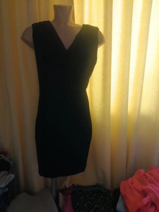 Vestido negro elegante, con hombrera lentejuelas