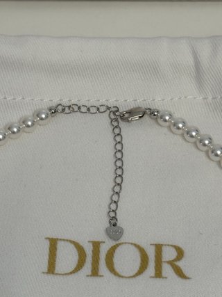 Collar Dior Perlas y Labial Butter
