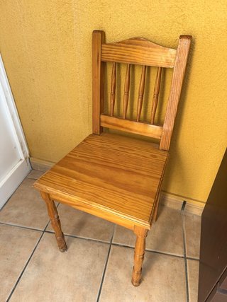 Silla de madera rústica