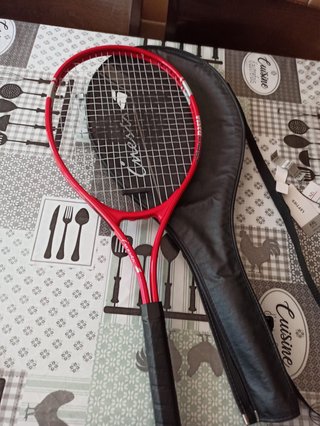 Raqueta de tenis roja con funda