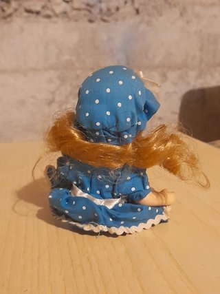 Bambola in ceramica con vestito a pois