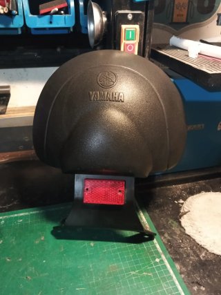 Respaldo Yamaha Maxi Scooter con Catadióptrico