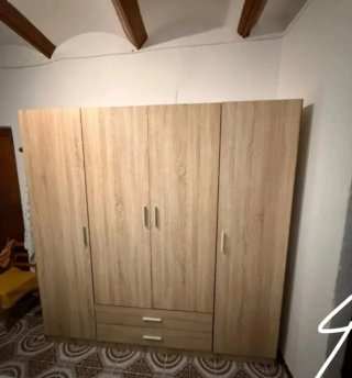 Armadio in legno con porte e cassetti