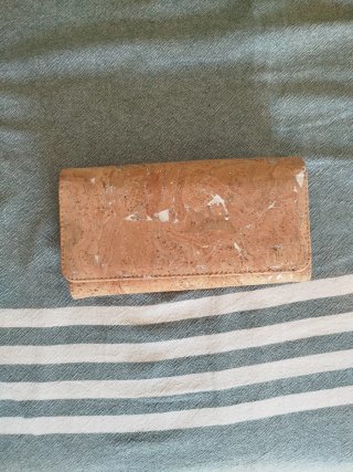 Billetera vegana de corcho beige y plata