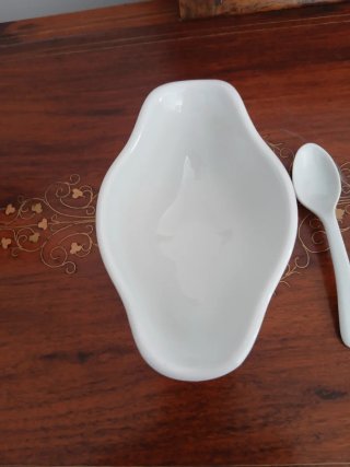 Salsiera in porcellana bianca con cucchiaio