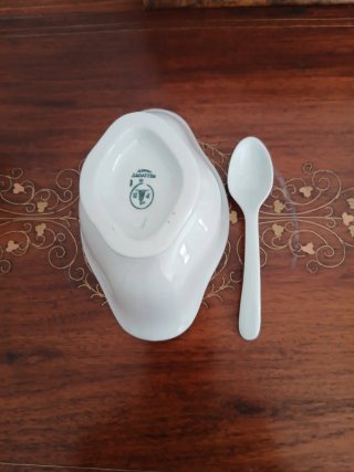 Salsiera in porcellana bianca con cucchiaio