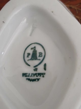 Salsiera in porcellana bianca con cucchiaio