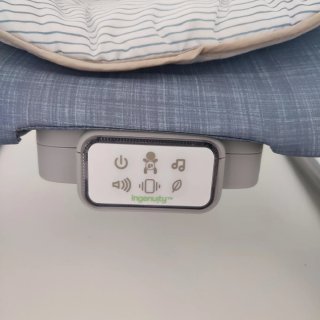Mecedora bebé Ingenuity sensorial y masaje