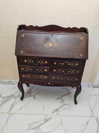 Cómoda antigua de madera con detalles