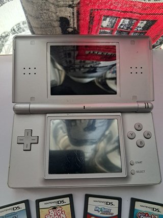 Lote Nintendo DS Gris con 4 juegos y cargador
