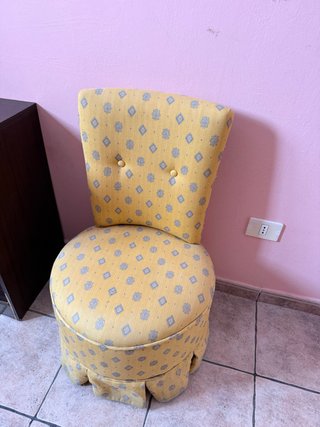 Sillón tapizado amarillo