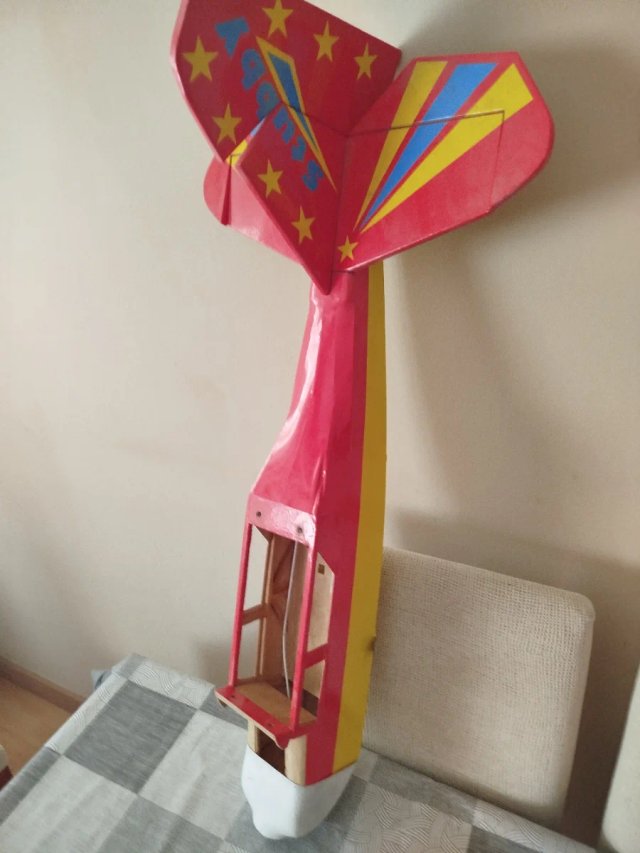 Avión RC sin terminar con motor y hélices