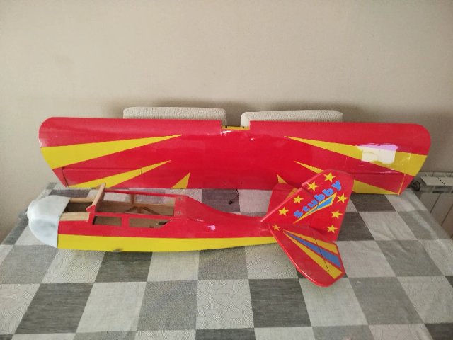 Avión RC sin terminar con motor y hélices