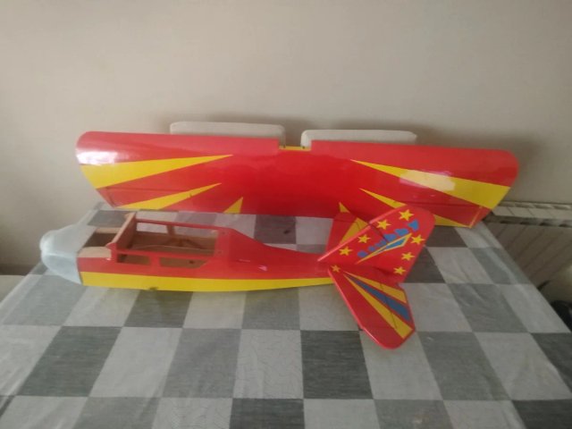 Avión RC sin terminar con motor y hélices