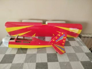 Avión RC sin terminar con motor y hélices